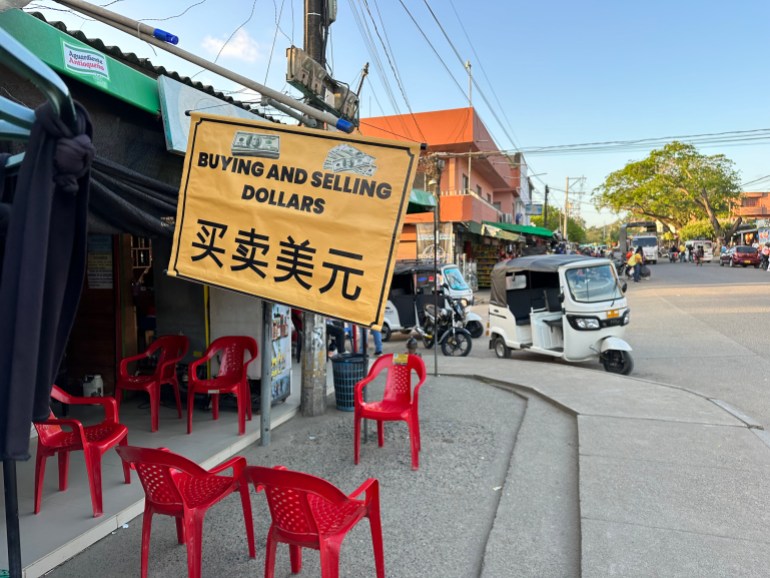 A sign in Mandarin characters in Necoclí-