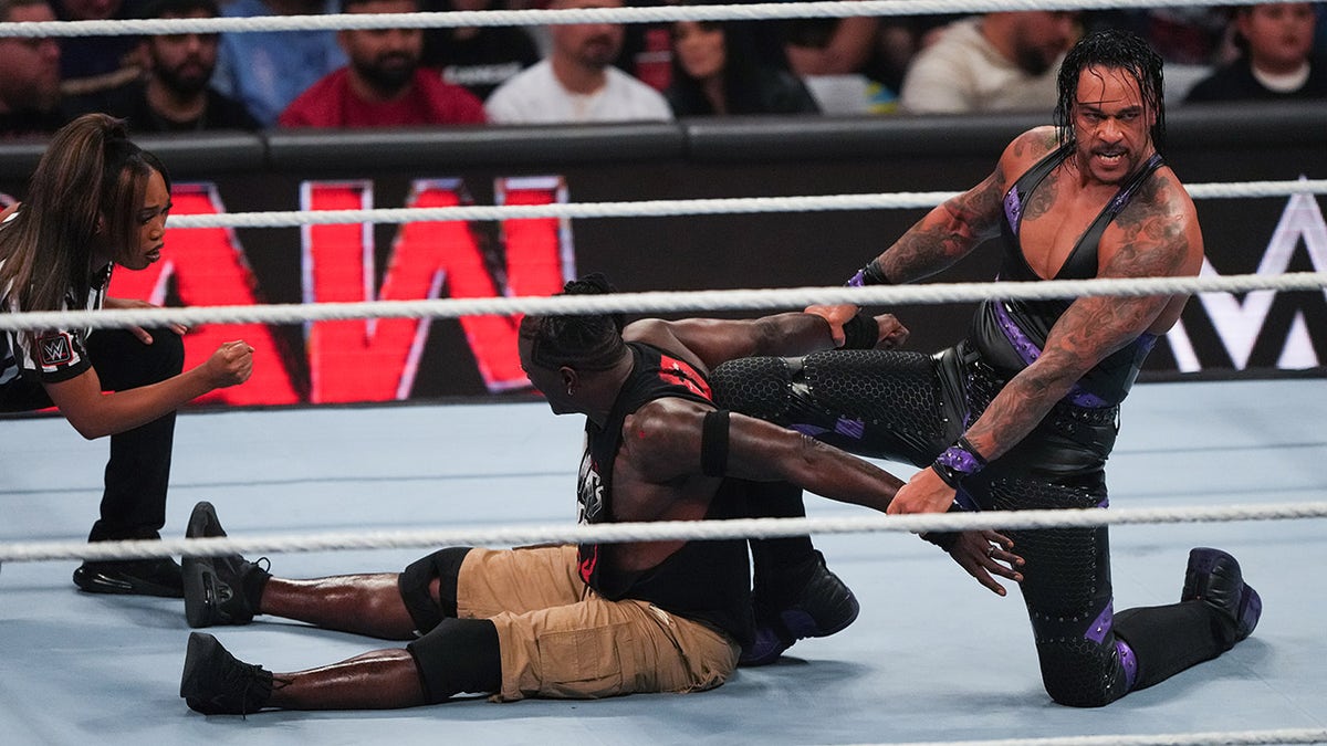 Damian Priest vs R-Truth